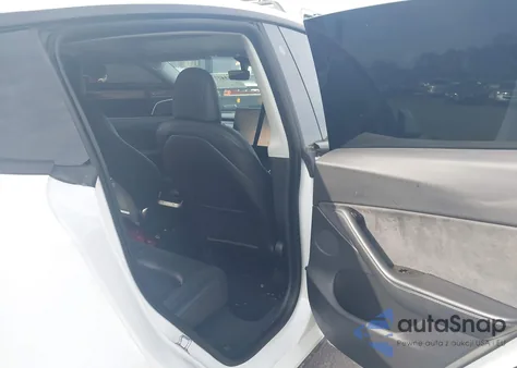 2021 Tesla Model Y Standard Range Rear-Wheel Drive z USA, uszkodzony, nr VIN 5YJYGDED9MF105600